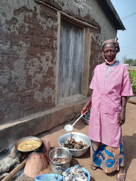 Togo ltere Frau beim Kochen 329.jpg